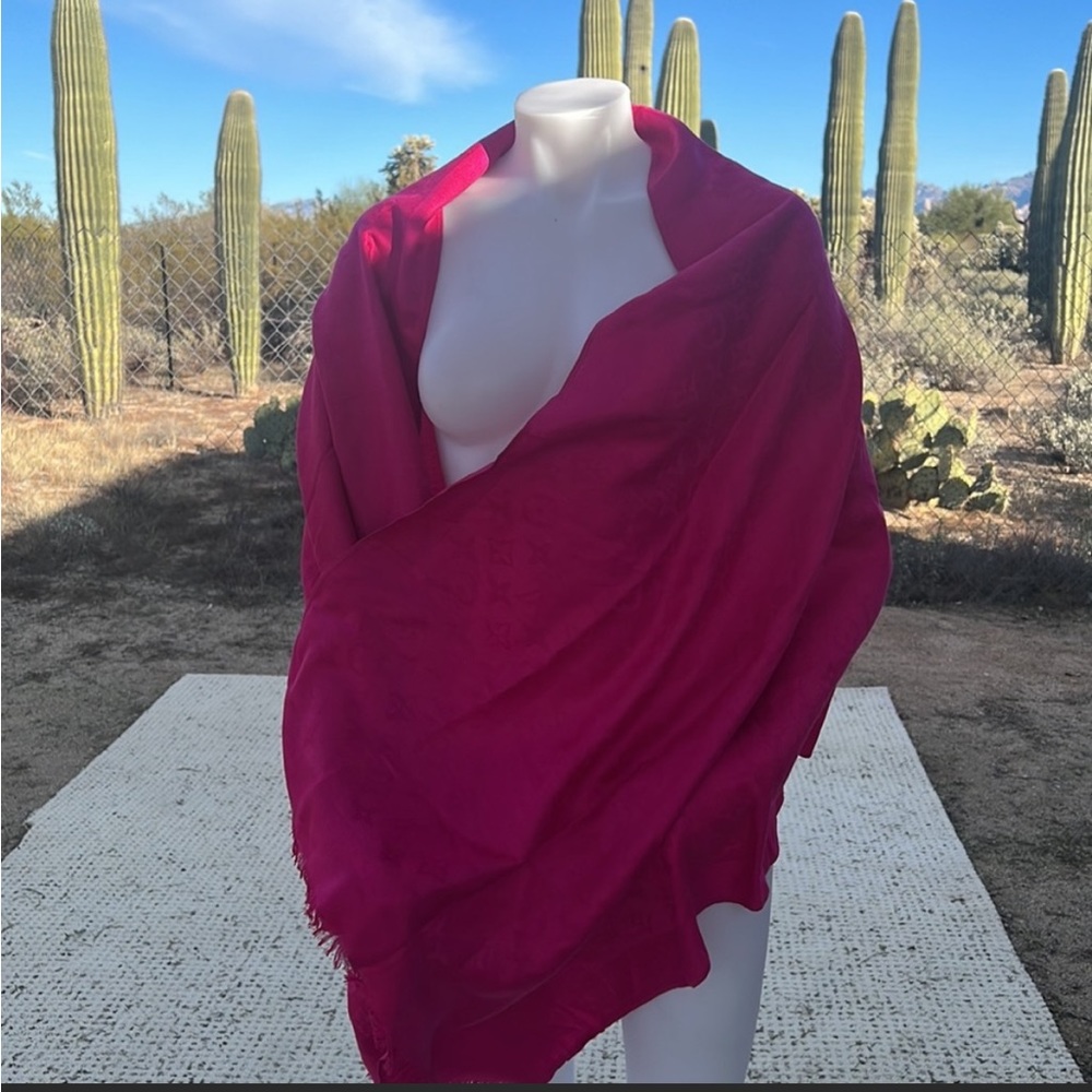 LOUIS VUITTON pink wool/silk wrap/scarf